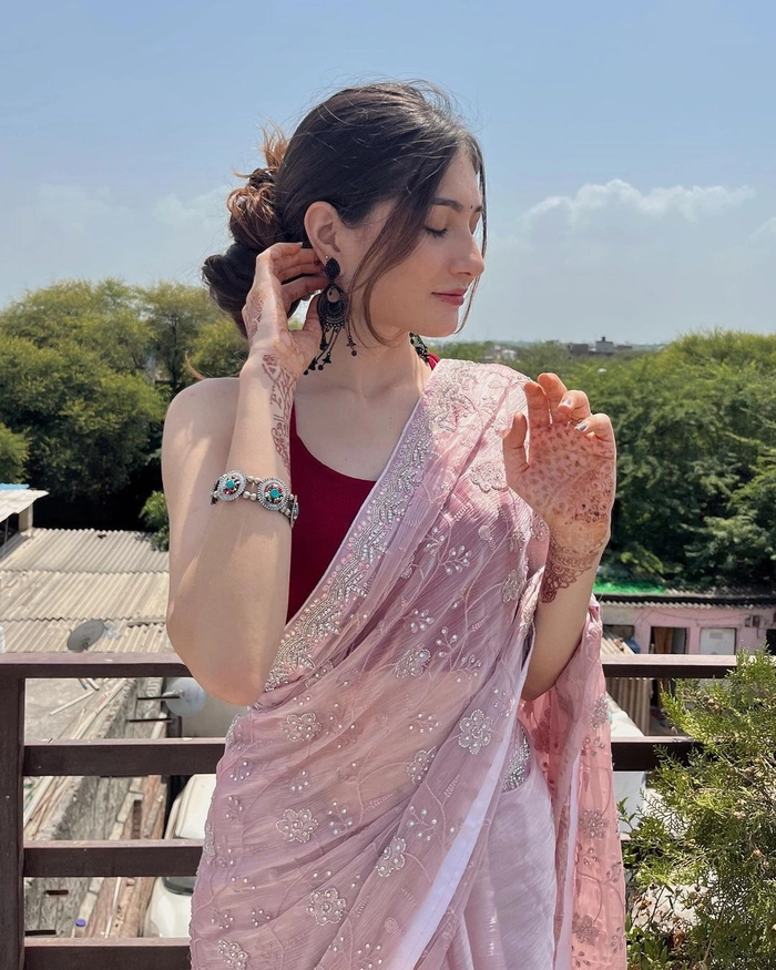 stylish saree girl pic