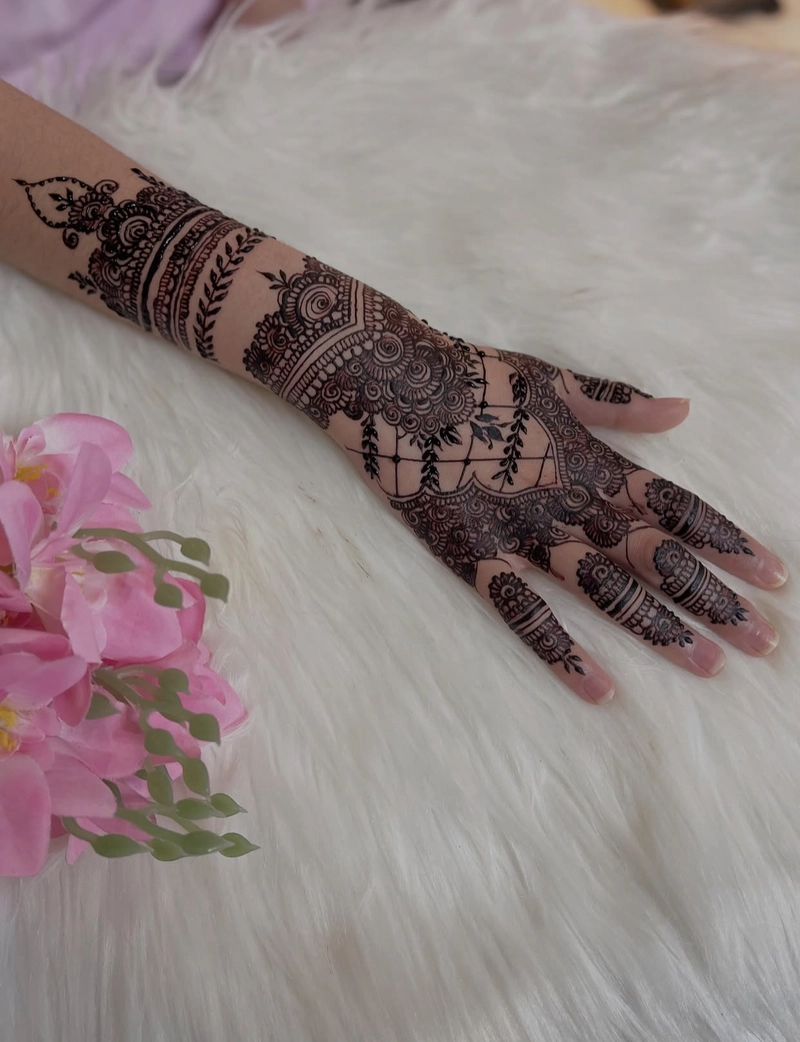 aesthetic pakistani mehndi design