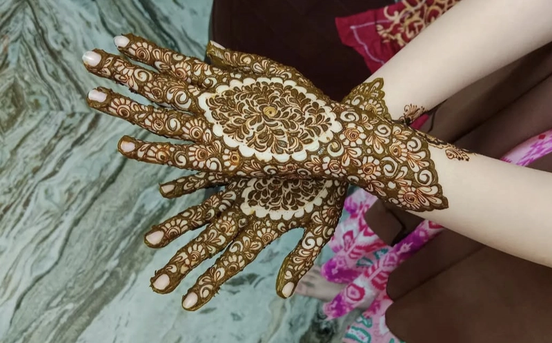 back hand khafif mehndi design