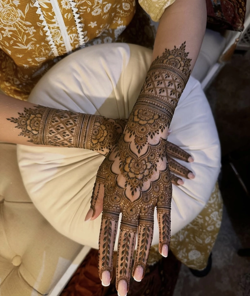 back hand mehndi design