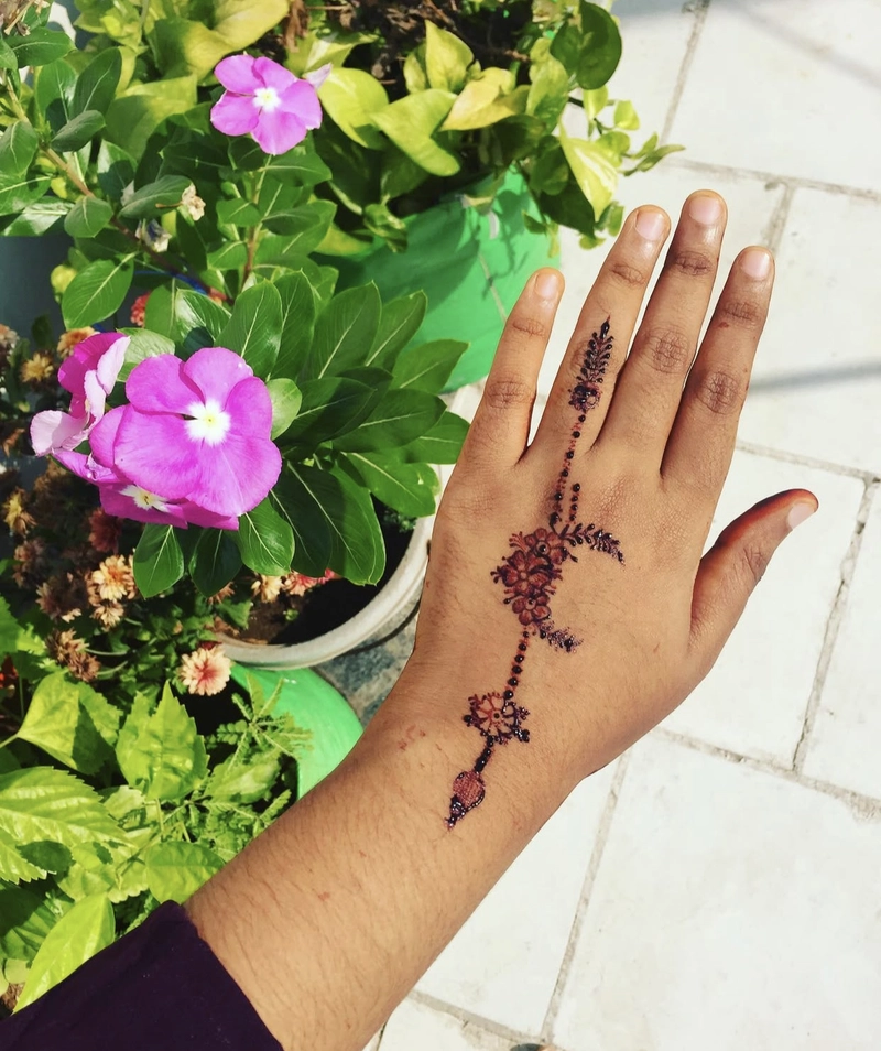 chand mehndi design back hand