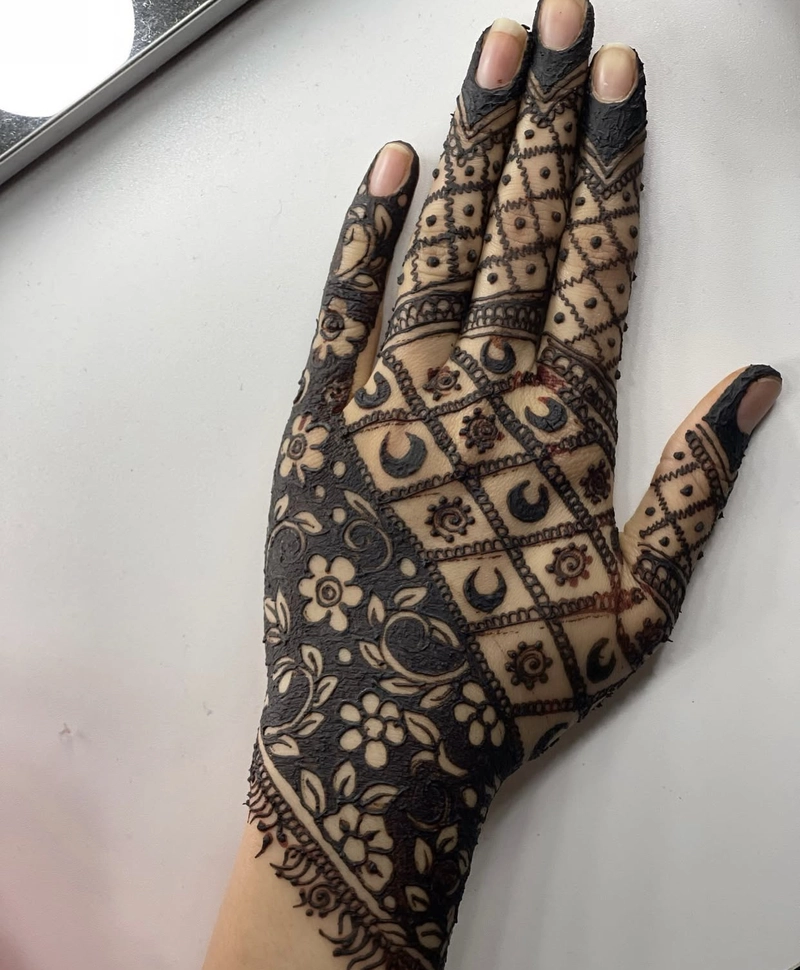 chand wali mehndi design photo