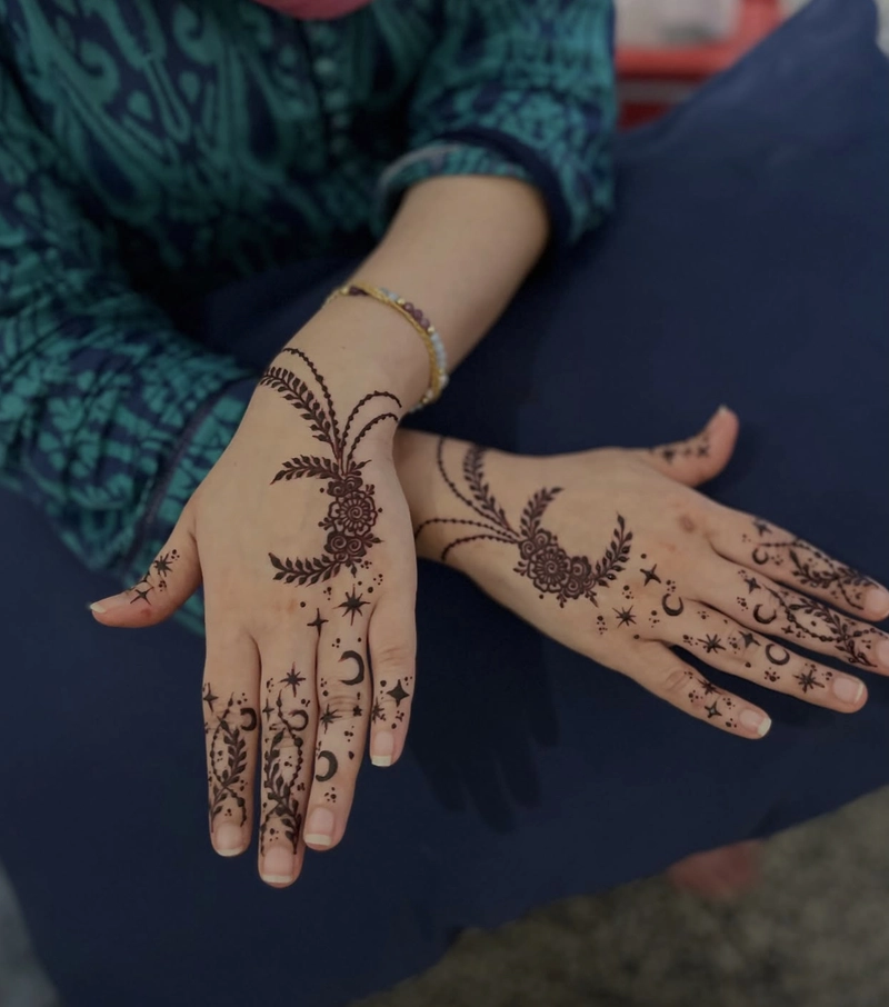 chand wali mehndi design