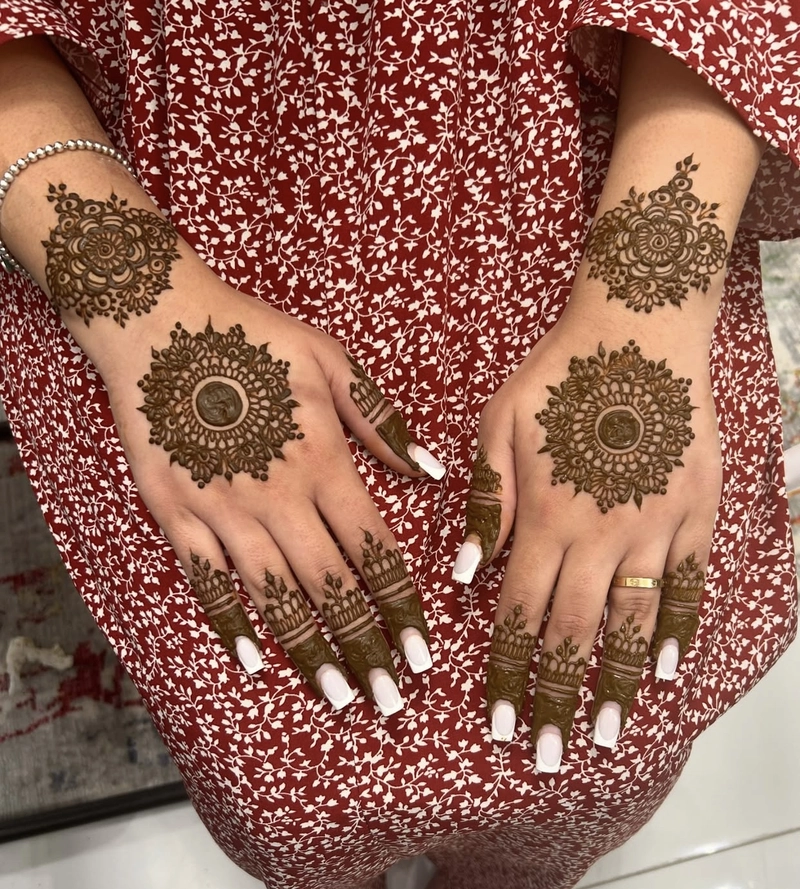 circle palm mandala mehndi design