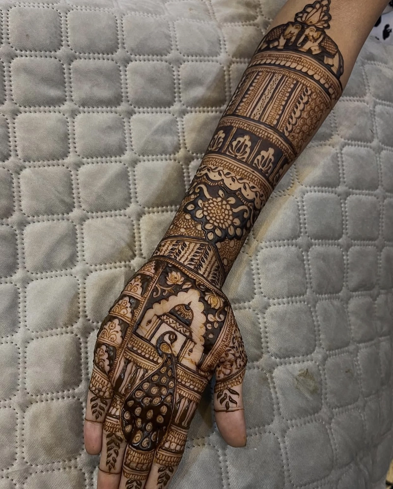 color of peacock feathers