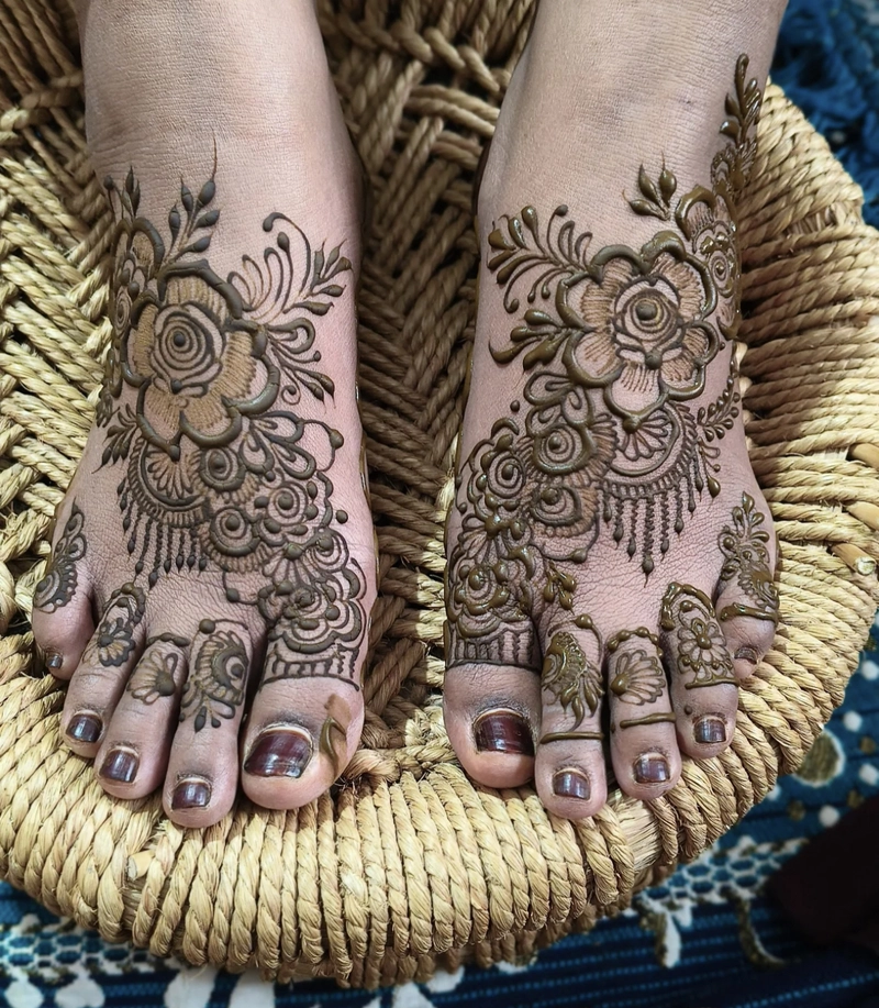 foot leg mehndi design simple