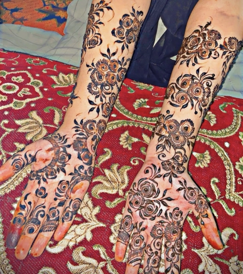 front hand khafif mehndi design