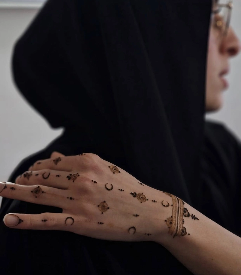 half moon mehndi design simple and beautiful