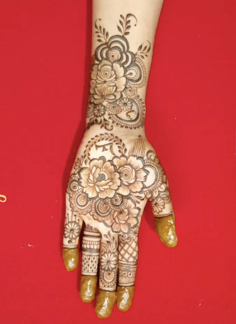 instagram khafif mehndi design front hand pic