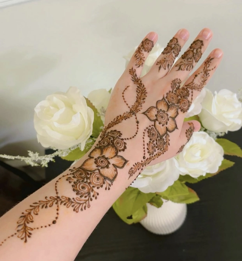 khafif mehndi design back hand simple