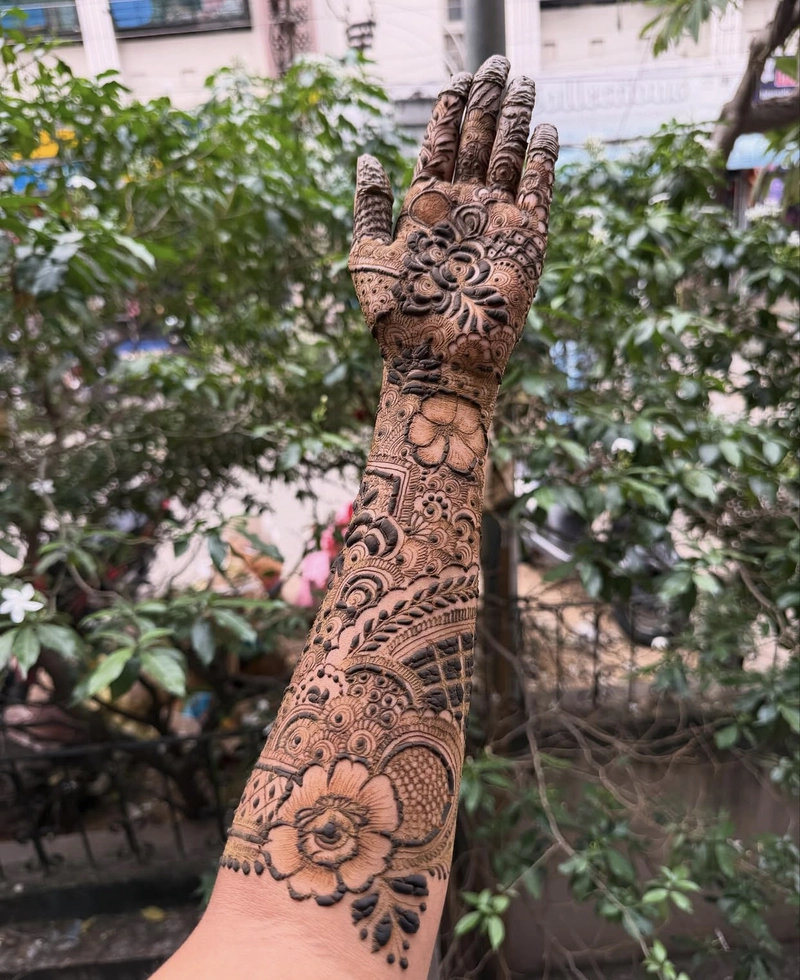 khafif mehndi design back hand