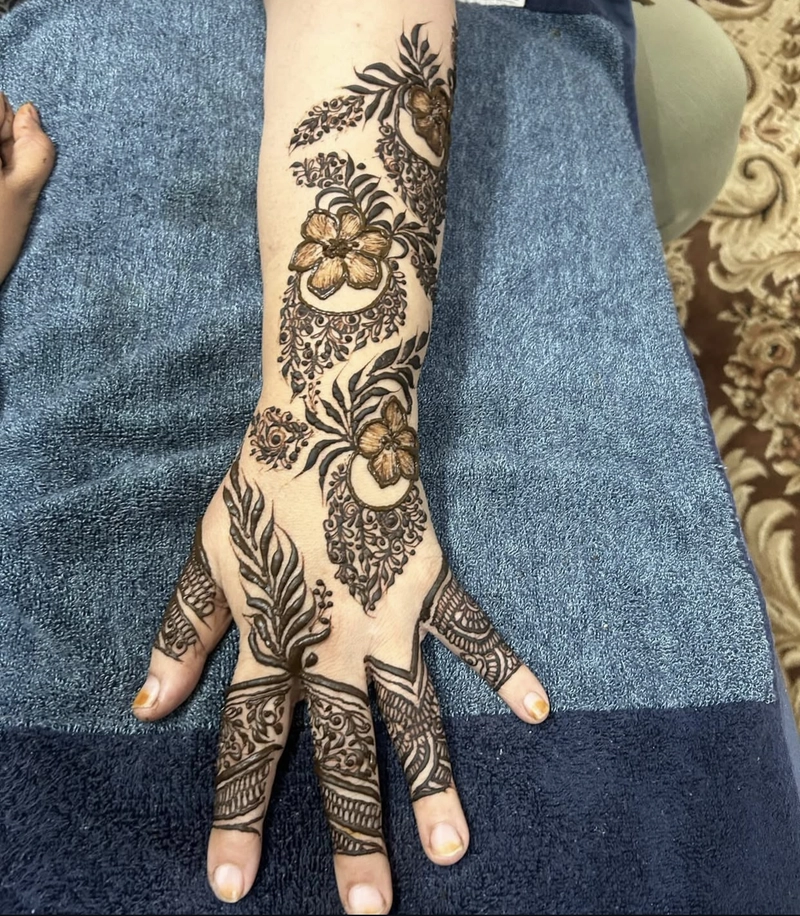 khafif mehndi design front hand simple