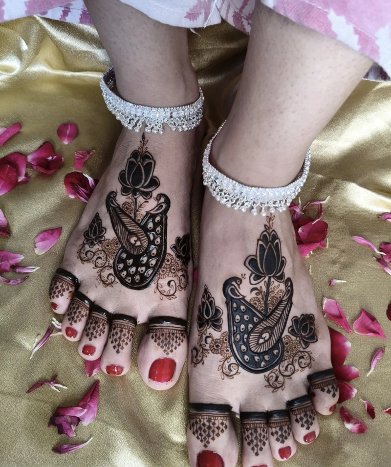 mehndi design in leg simple