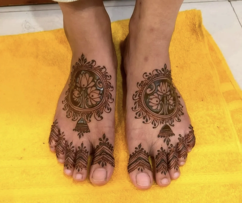 mehndi design on leg simple