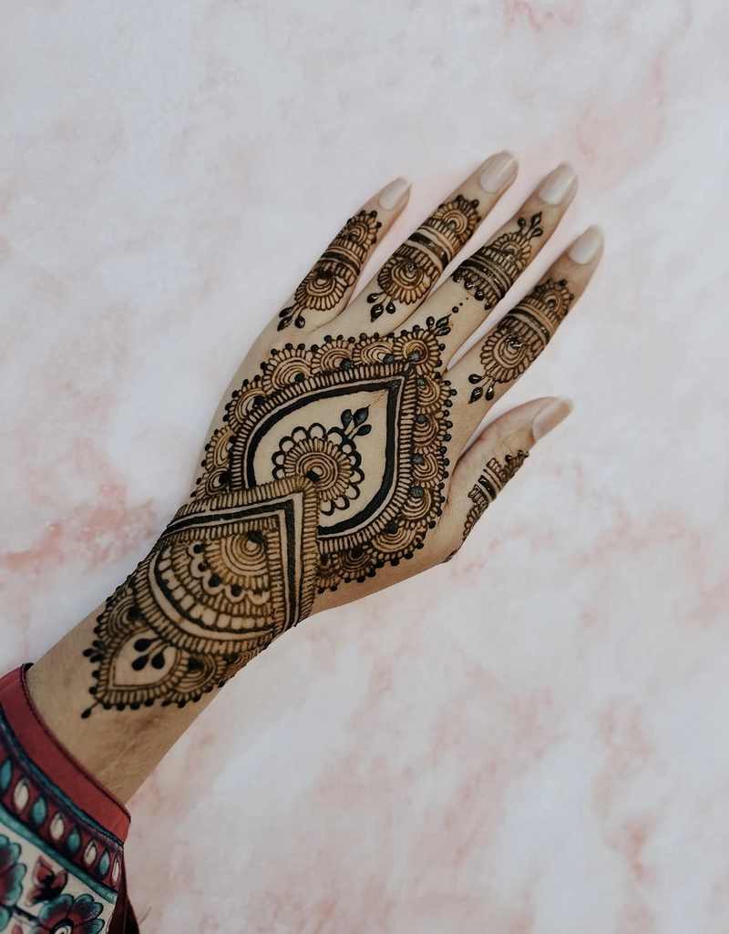 pakistani mehndi design for front hand
