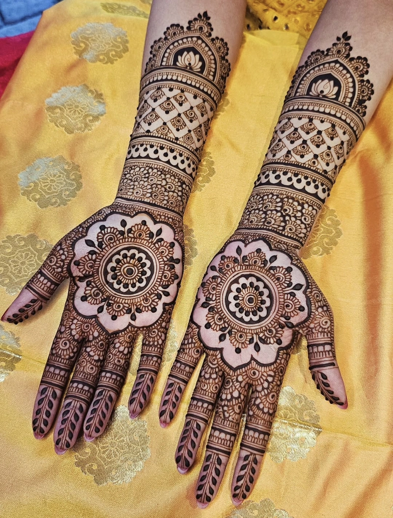 palm mandala mehndi design