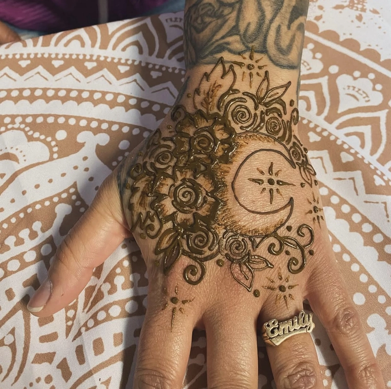 ramadan moon mehndi design