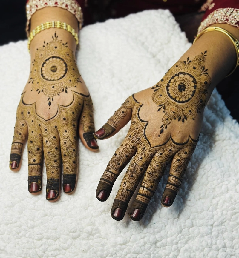 simple bridal stylish back hand mehndi design