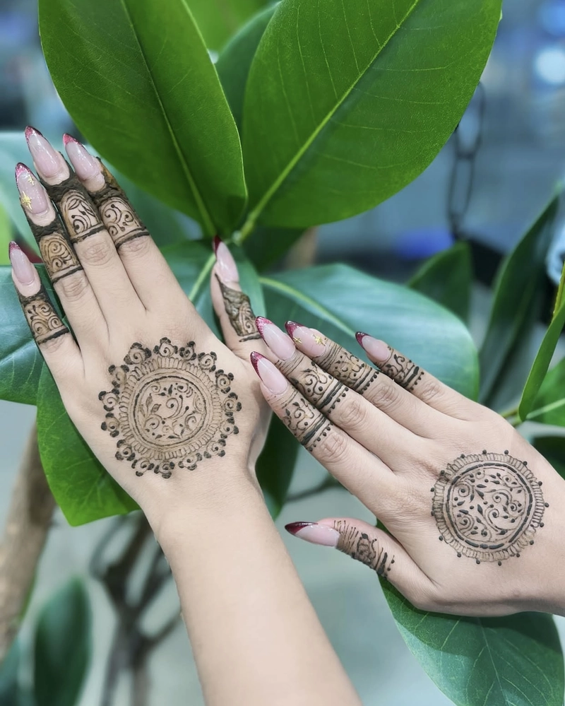 simple chand mehndi design photo