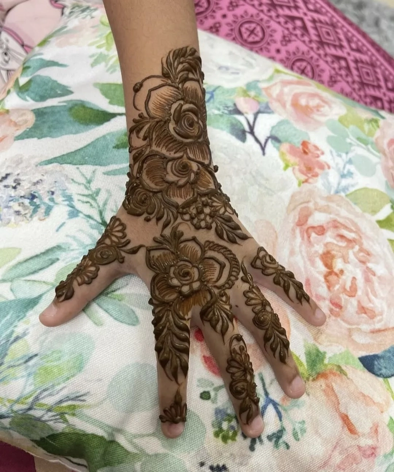 simple khafif mehndi design photo