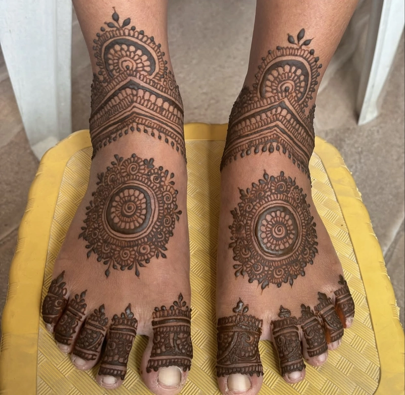 simple leg design mehnd