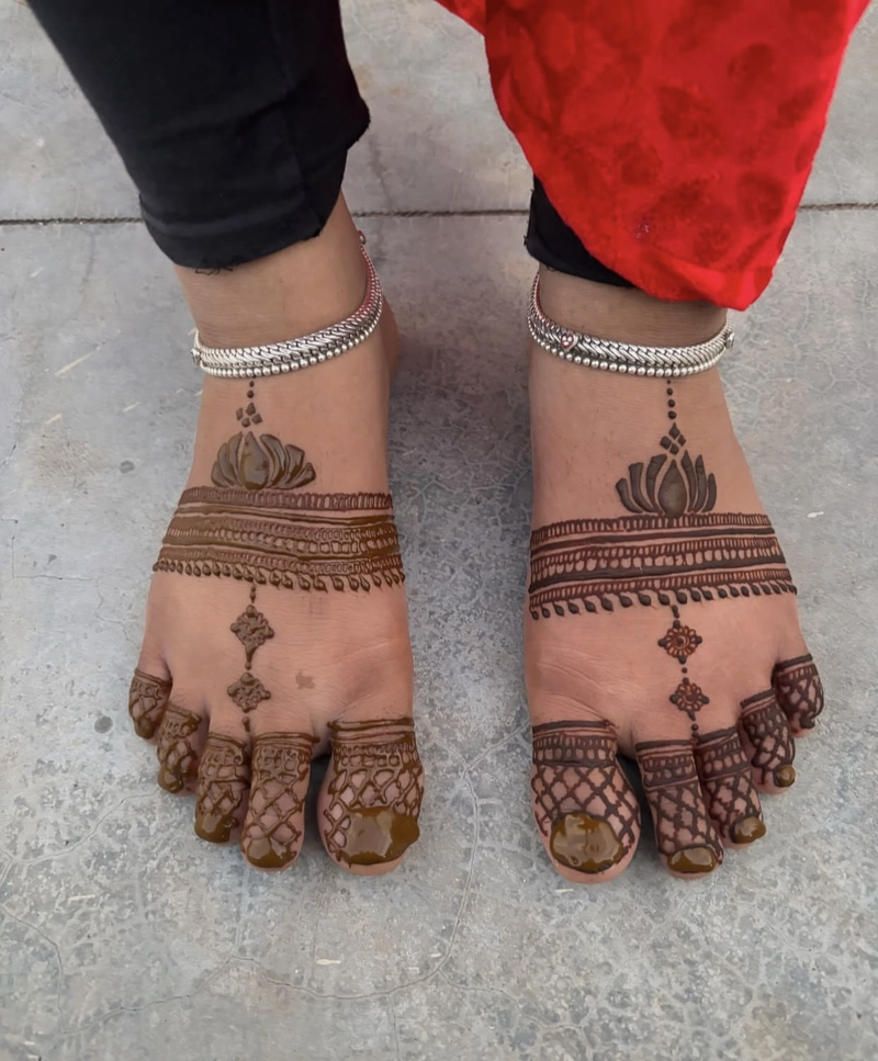 simple leg mehndi design images