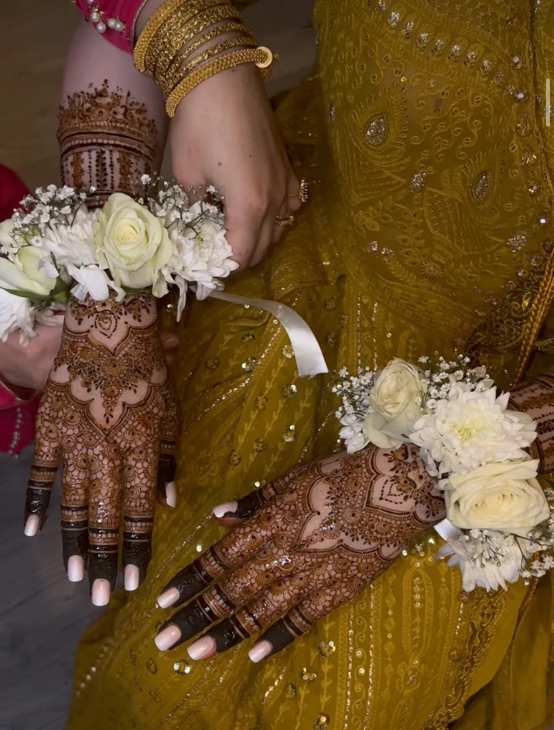 simple mehndi stylish dulhan back full