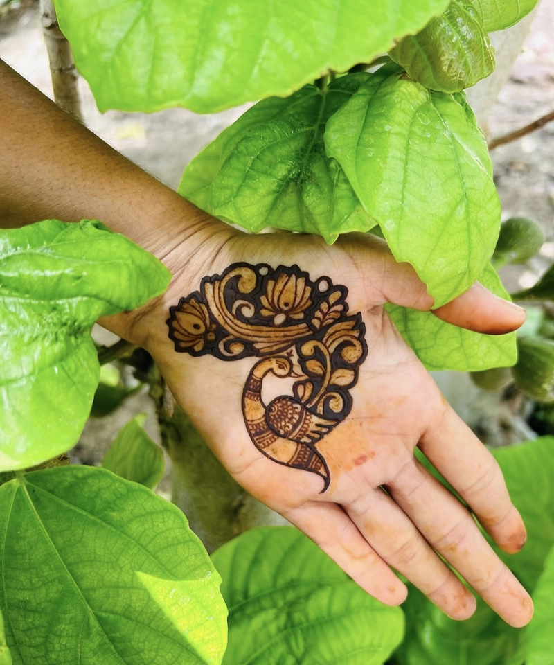simple peacock mehndi design front hand
