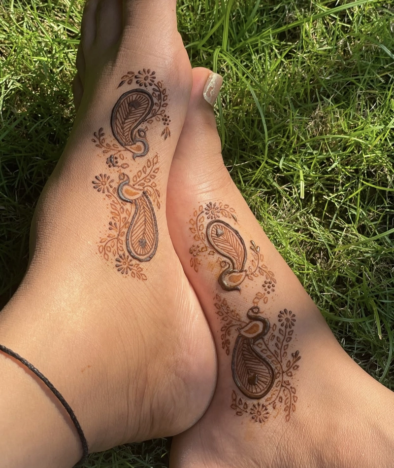 small peacock mehndi design