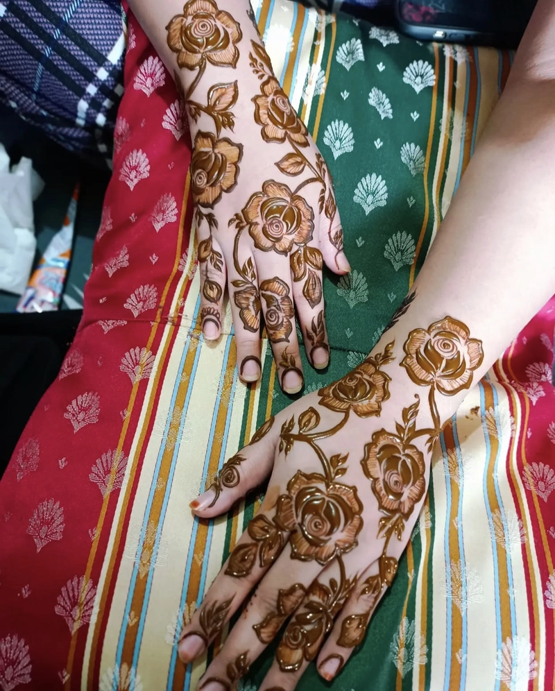 stylish instagram khafif mehndi design