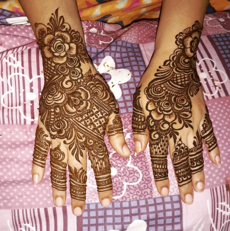 stylish khafif mehndi design back hand
