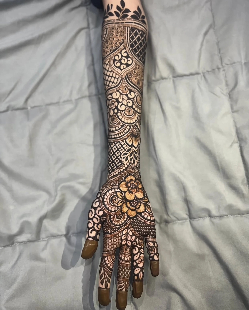 stylish khafif mehndi design