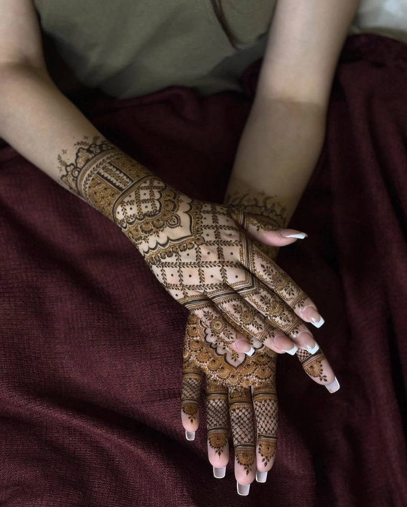 stylish pakistani mehndi design