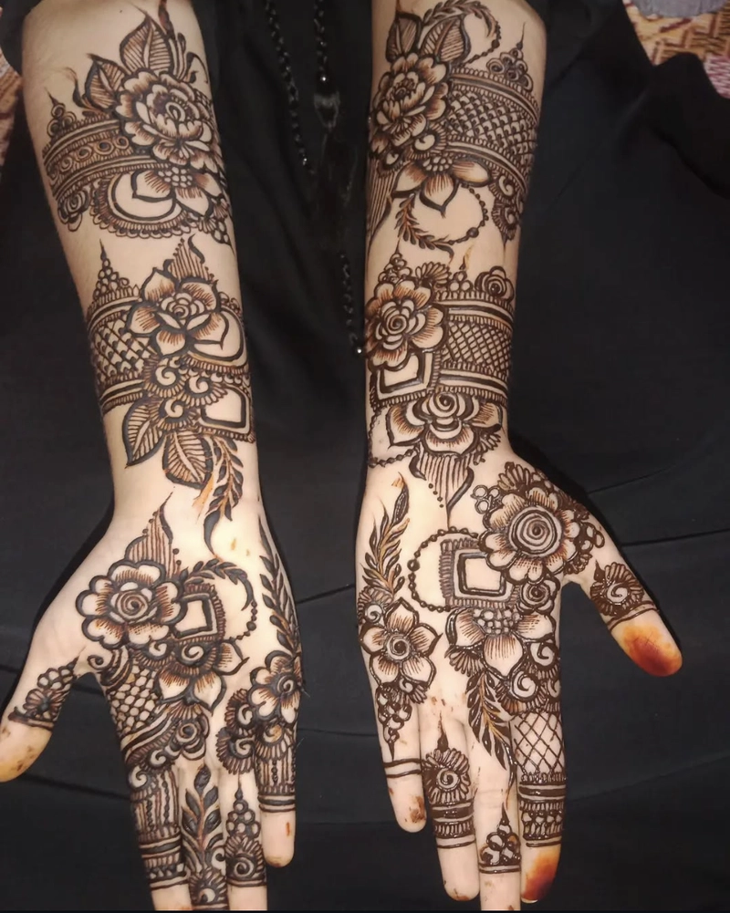 stylish simple khafif mehndi design