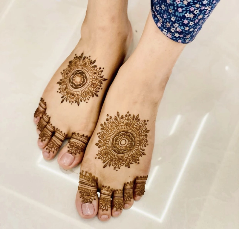 unique bridal leg mehndi design simple