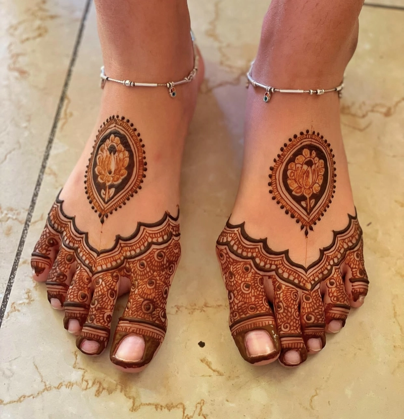 unique leg mehndi design simple