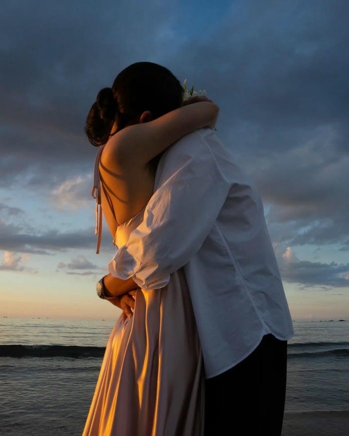 aesthetic couple hug dp