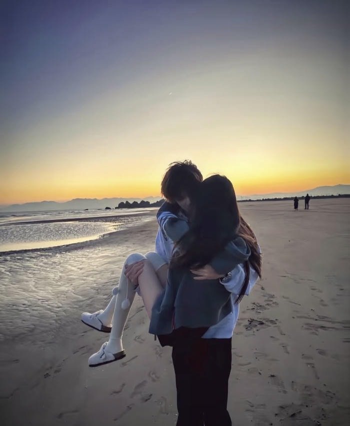 beautiful moment couple dp for instagram