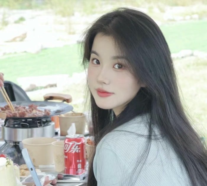 charming real girl profile pic