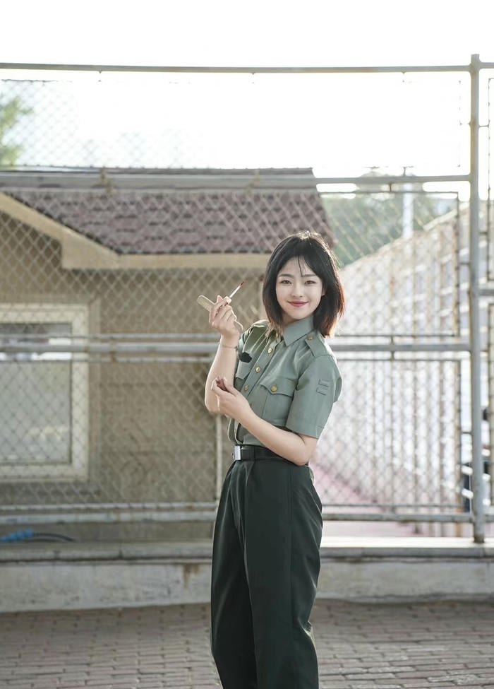 cool vibe army girl dp