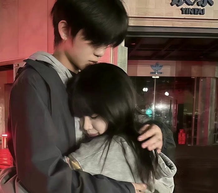 couple hug dp for instagram