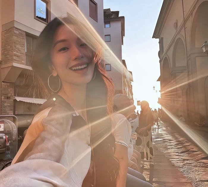 modern aesthetic girl dp