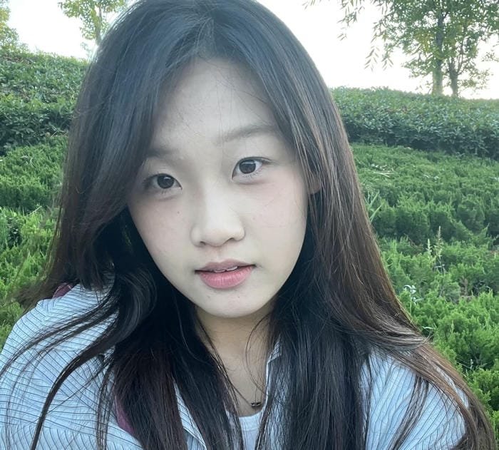 natural real girl profile pic