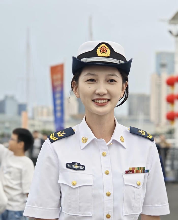 outdoor army girl dp