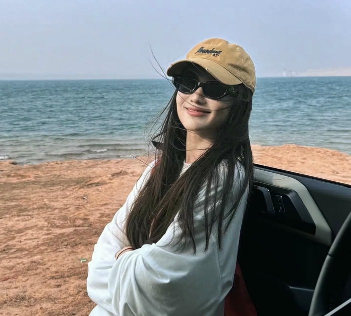 smiling real girl profile pic