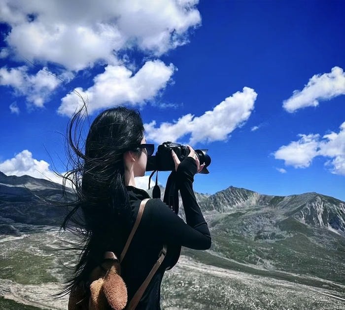 soft tone real girl profile pic