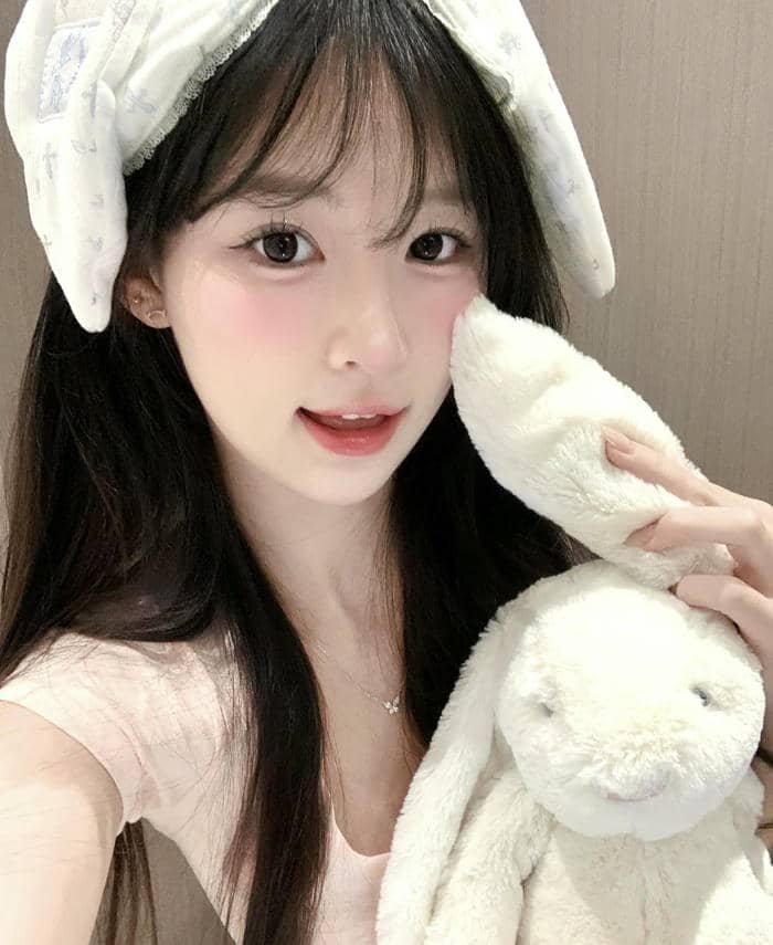 adorable girl dp look