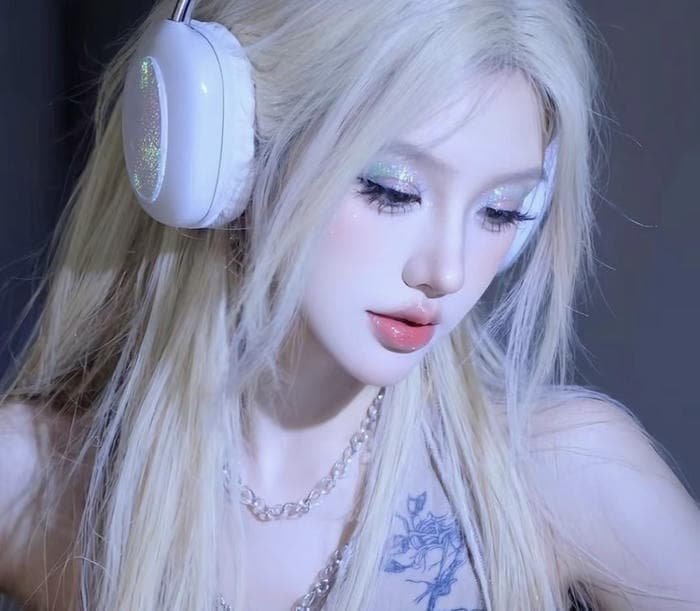 high-style female dp