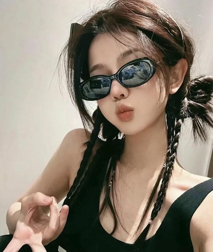 sleek girl display picture